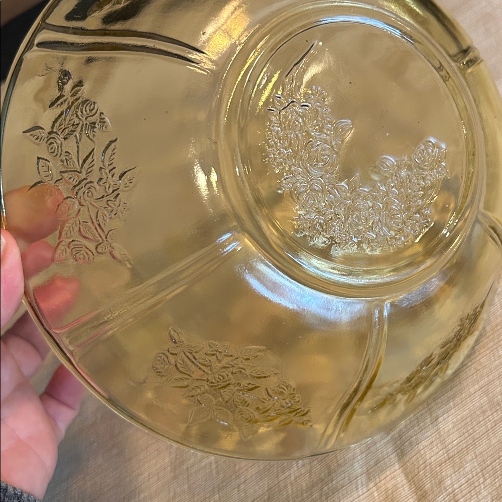 1930’s Federal Amber Yellow Depression Glass Sharon Cabbage Rose Serving Bowl - Picture 3 of 4